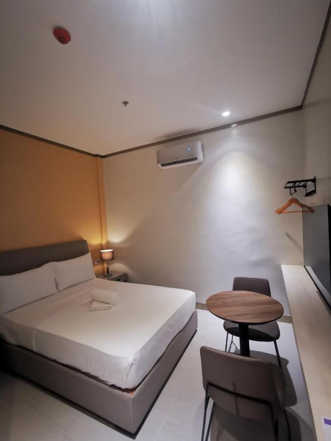 Yes Hotel Imus Cavite Buitenkant foto